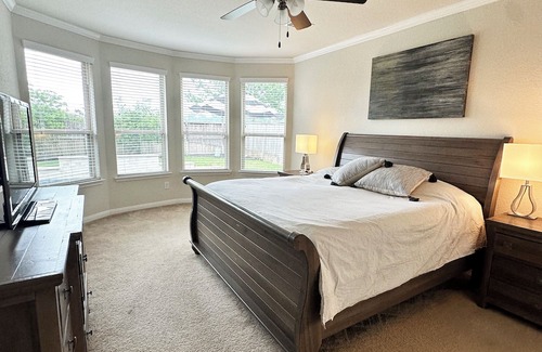Tomball Haus | Refreshing 4bdr home w Pool!