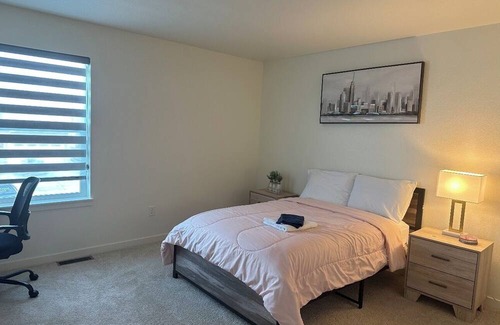 Commerce City Haus | Cozy Room 10 mins to DIA airport - Shared Place