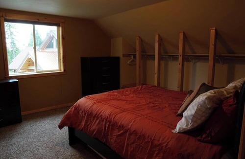 Loon Lake Hütte | Private Cottage in the woods, between Loon and Deer Lake, overlooking the meadow
