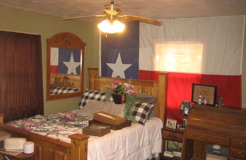 Farwell Haus | Clean, Quiet, Comfortable Home
