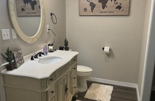 Port Neches Haus | 5 min to water, everything new, spacious barndo in Port Neches!