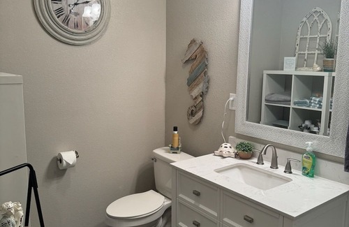 Port Neches Haus | 5 min to water, everything new, spacious barndo in Port Neches!