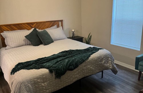 Port Neches Haus | 5 min to water, everything new, spacious barndo in Port Neches!