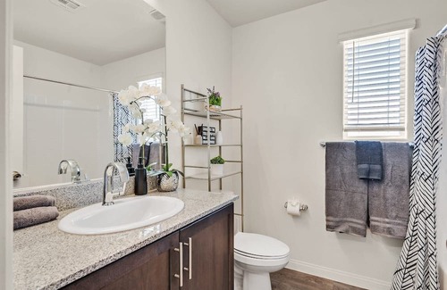 North Las Vegas Haus | New! 3BR Vegas Townhouse, sleeps 6, w Pool Access