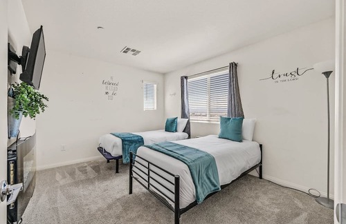 North Las Vegas Haus | New! 3BR Vegas Townhouse, sleeps 6, w Pool Access