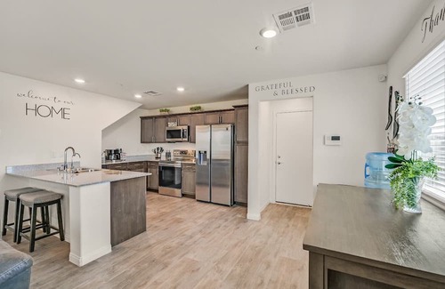 North Las Vegas Haus | New! 3BR Vegas Townhouse, sleeps 6, w Pool Access