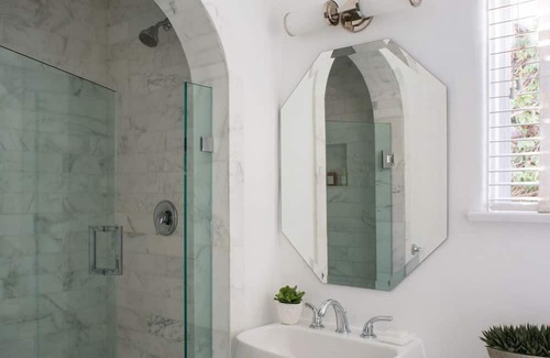 Historic Tennis Club Haus | 4 Charming Boutique Rooms with Plush Beds, Fireplaces, Terraces - Parking