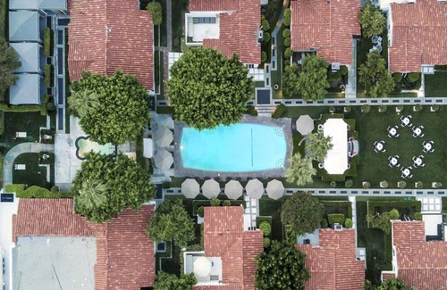 Historic Tennis Club Haus | Premium Studio 2 Queens, Avalon Hotel, Poolside Cabanas, Museums Closeby