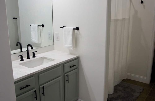 Freeport Haus | Bay Breeze House-Close to the Bay and a short drive to Beautiful 30A Beaches