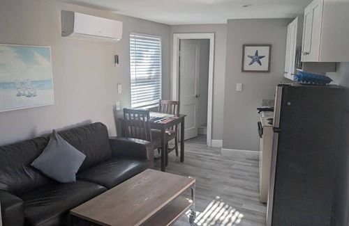 Capri Isle Wohnung | Cozy and Comfortable Studio Apt. Steps to Treasure Island Beach!