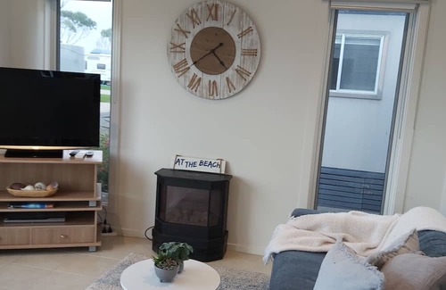 Apollo Bay Kabine | Modern bright seaside cabin in popular tourist park