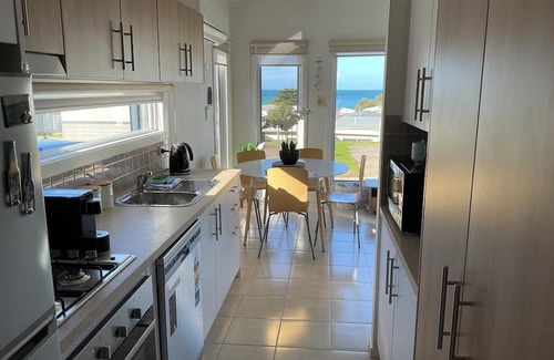 Apollo Bay Kabine | Modern bright seaside cabin in popular tourist park