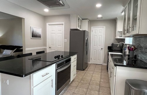 Windsor Forest Haus | Cozy Home with shaded backyard in quiet neighborhood