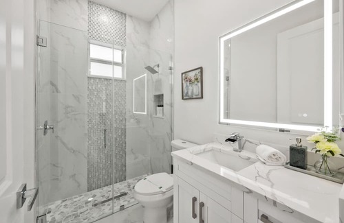 Sunshine Haus | New Built Modern Vacation Home With Fully Fences