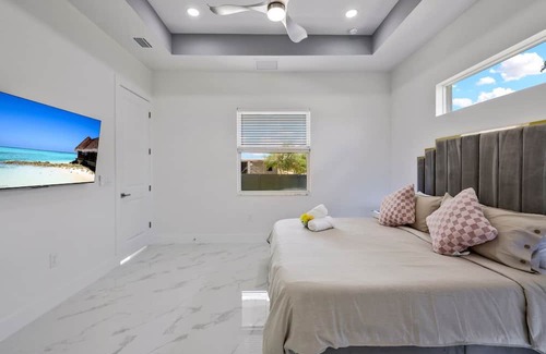 Sunshine Haus | New Built Modern Vacation Home With Fully Fences