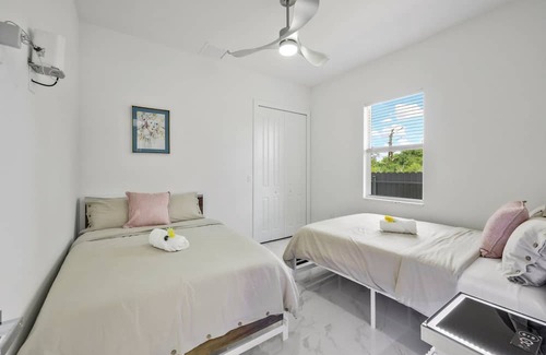 Sunshine Haus | New Built Modern Vacation Home With Fully Fences