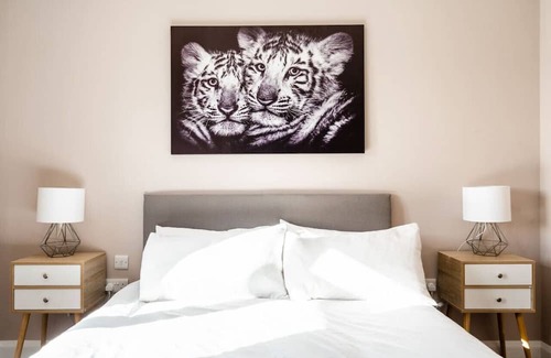 Cleeve Haus | The Oak View:Haven Retreat Bristol in Countryside