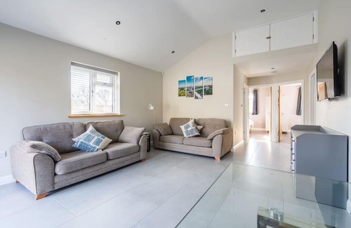 Cleeve Haus | The Oak View:Haven Retreat Bristol in Countryside