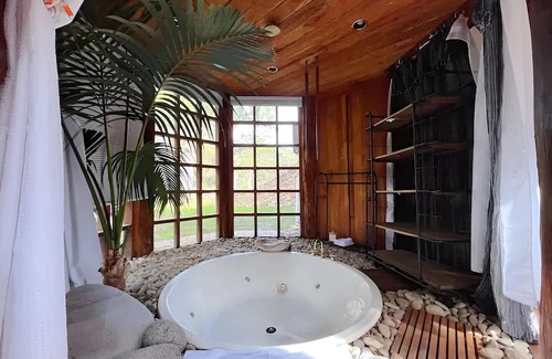 Ridgeway Haus | ✰Unique Wilderness Retreat 10 mins to CBD ✰ Bath, Heated Floors, Smart TV✰