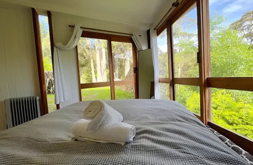 Ridgeway Haus | ✰Unique Wilderness Retreat 10 mins to CBD ✰ Bath, Heated Floors, Smart TV✰
