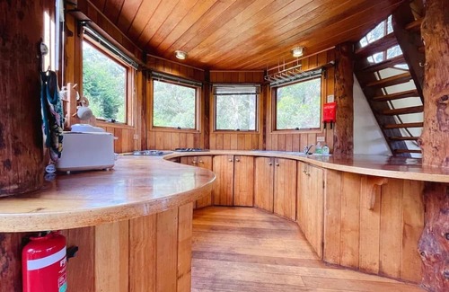 Ridgeway Haus | ✰Unique Wilderness Retreat 10 mins to CBD ✰ Bath, Heated Floors, Smart TV✰