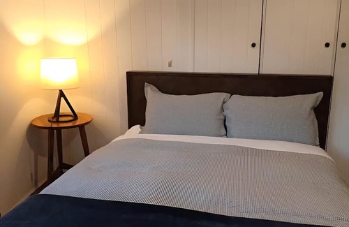 Ridgeway Haus | ✰Unique Wilderness Retreat 10 mins to CBD ✰ Bath, Heated Floors, Smart TV✰