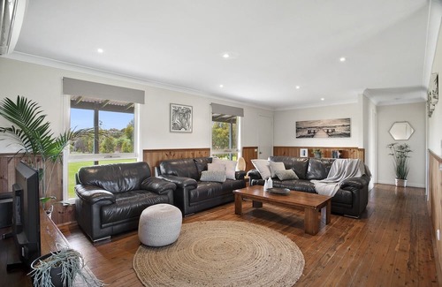 Marengo Haus | Private Retreat. Set on 1 acre. 5 min walk to the beach. Pet friendly!
