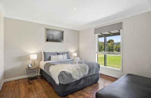 Marengo Haus | Private Retreat. Set on 1 acre. 5 min walk to the beach. Pet friendly!