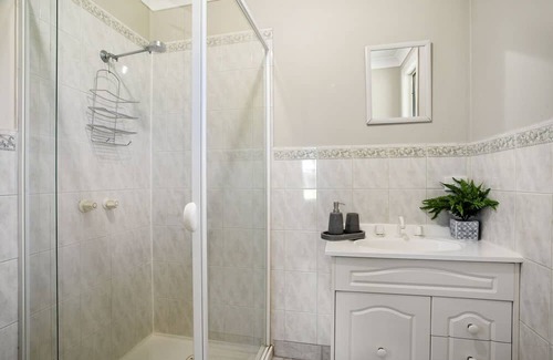 Marengo Haus | Private Retreat. Set on 1 acre. 5 min walk to the beach. Pet friendly!