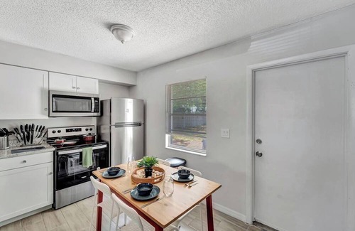 Bayou Oaks Haus | 2 king beds, large yard, laundry