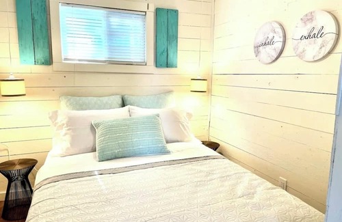Whitewater Region Hütte | The Little Blue Beach House waterfront with shallow and sandy beach dog friendly