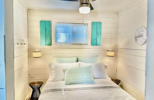 Whitewater Region Hütte | The Little Blue Beach House waterfront with shallow and sandy beach dog friendly