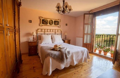 Pinilla de los Barruecos Wohnung | Apartment 'Chanin 2' with Mountain View, Private Terrace and Wi-Fi