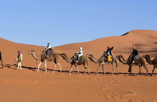 Hassilabied Wohnmobilvermietung | Primitive tent in the desert