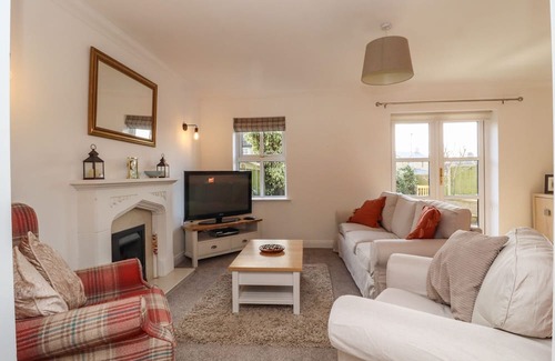 Colne Hütte | 5 EMMOTT COURT, family friendly, with a garden in Laneshawbridge
