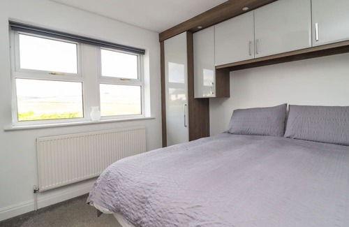Colne Hütte | 5 EMMOTT COURT, family friendly, with a garden in Laneshawbridge