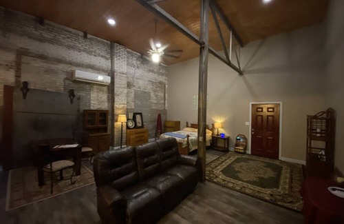 McComb Wohnung | Executive/Corporate Short Term 1950’s Art Deco Classic