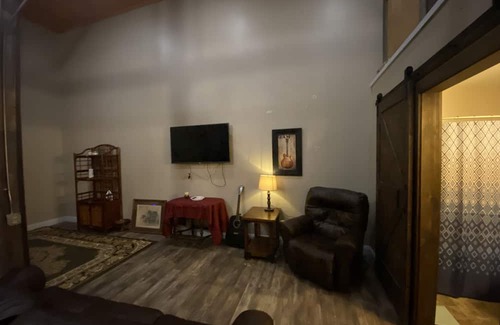 McComb Wohnung | Executive/Corporate Short Term 1950’s Art Deco Classic