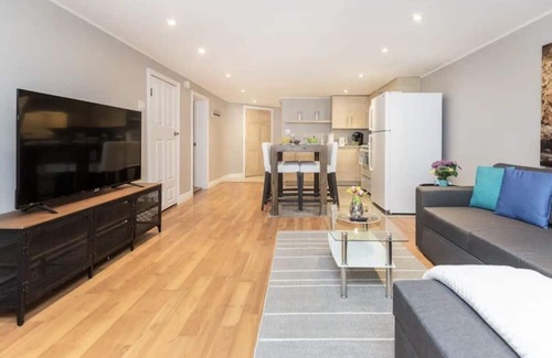 Industrial Park Wohnung | Modern 1 Bed Flat - King Bed, Close to Downtown, Shopping, Transit and Via Rail