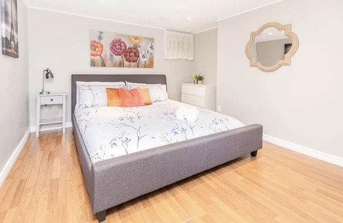 Industrial Park Wohnung | Modern 1 Bed Flat - King Bed, Close to Downtown, Shopping, Transit and Via Rail