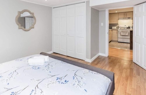Industrial Park Wohnung | Modern 1 Bed Flat - King Bed, Close to Downtown, Shopping, Transit and Via Rail