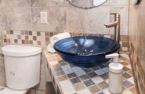 Industrial Park Wohnung | Modern 1 Bed Flat - King Bed, Close to Downtown, Shopping, Transit and Via Rail