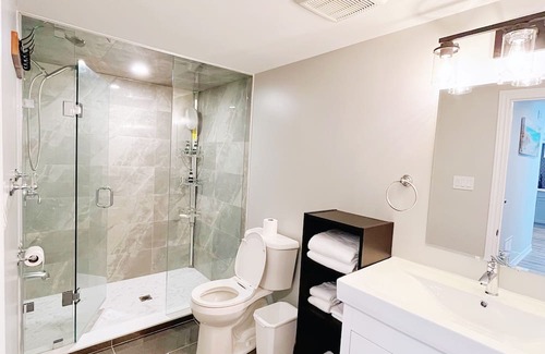 Halton Regional Municipality Haus | Cozy King Bed Entire Suite, middle of Niagara and Toronto, nature surrounded