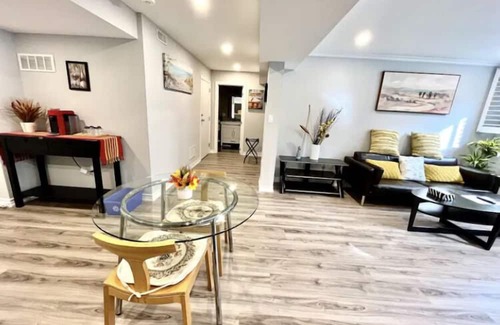 Halton Regional Municipality Haus | Cozy King Bed Entire Suite, middle of Niagara and Toronto, nature surrounded