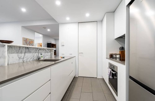 Capital Hill Wohnung | New to VRBO: Spacious APT, 8 mins to Old Parliament House!