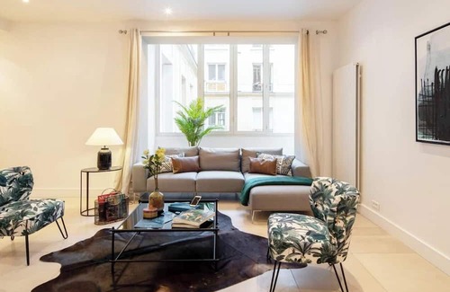 Champs-Elysees Wohnung | A UNIQUE BLEND OF CONTEMPORARY DECOR AND VINTAGE ACCENTS – RUE DU BOCCADOR