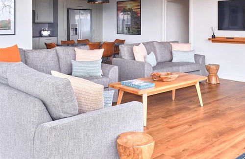 Chittlehamholt Kabine | Discover the epitome of relaxation in the Valley View 3 Bed Lodge, where panoramic views and modern