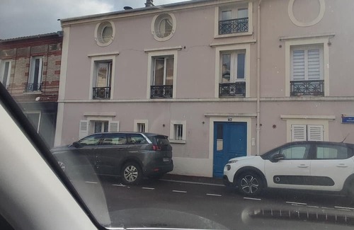 Suresnes Wohnung | Apartment 'Nid Douillet' with Wi-Fi