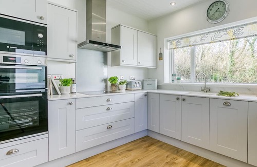 Marianglas Hütte | Gamdda Fawr - a hot tub that sleeps 8 guests in 4 bedrooms