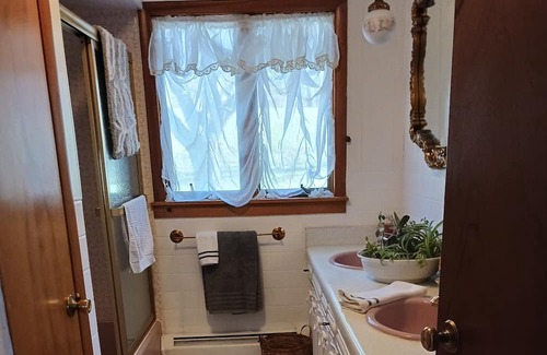 Randolph Haus | Convenient stay off expressway, lots of extras, roomy, central to attractions.